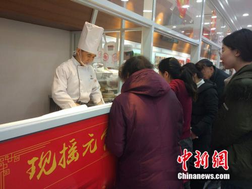 于伯軍的現(xiàn)場(chǎng)展示吸引了不少北京市民圍觀,。<a target='_blank' href='http://www.chinanews.com/' >中新網(wǎng)</a> 李金磊 攝