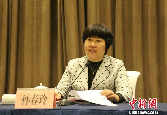 山東省中醫(yī)藥管理局局長孫春玲在2018年全省中醫(yī)藥工作會議上發(fā)言,。　趙曉 攝