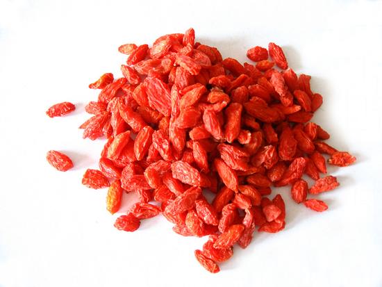  枸杞是干吃好,，還是泡水好,？