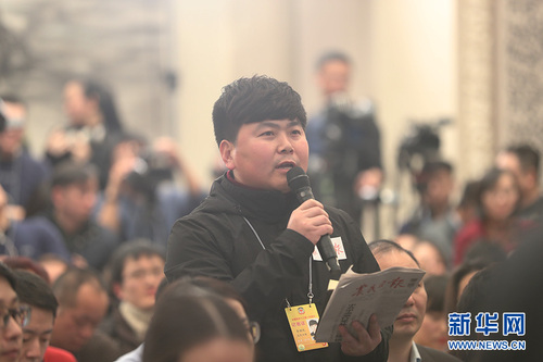 圖為農(nóng)民日報(bào)記者提問