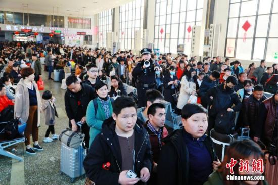 3月3日，正月十六,，鄭州火車站迎來(lái)節(jié)后返程客流高峰。 周延民 攝