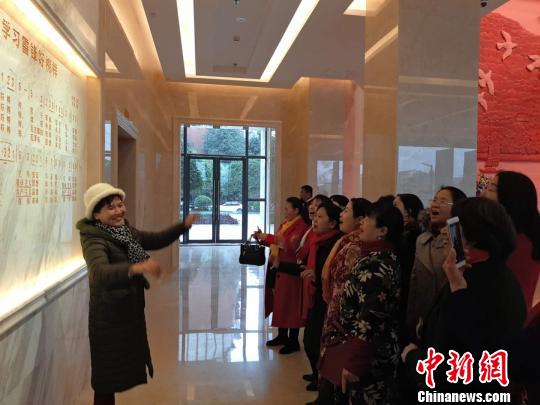 退休教師陳桃英和近20名好友自發(fā)唱起了《學(xué)習(xí)雷鋒好榜樣》?！⊥蹶魂?攝
