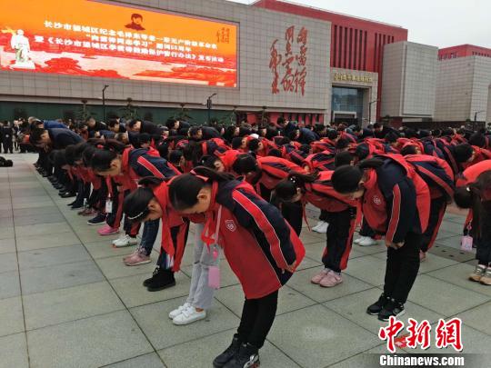 向雷鋒同志塑像行鞠躬禮?！⊥蹶魂?攝
