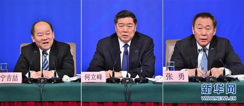 3月6日,，十三屆全國人大一次會議新聞中心舉行記者會,，邀請國家發(fā)展和改革委員會主任何立峰（中）、副主任張勇（右）,、副主任寧吉喆（左）就“創(chuàng)新和完善宏觀調(diào)控,，推動高質(zhì)量發(fā)展”相關(guān)問題回答中外記者提問（拼版照片）。