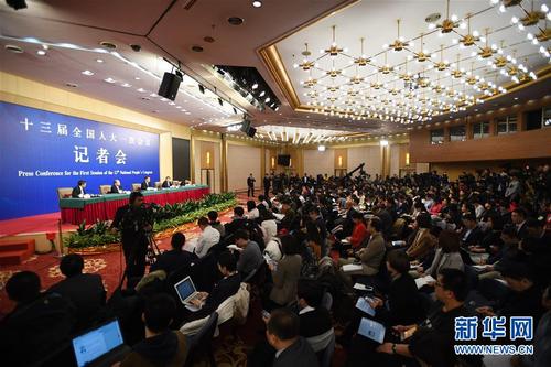3月6日,，十三屆全國人大一次會議新聞中心舉行記者會,，邀請國家發(fā)展和改革委員會主任何立峰、副主任張勇,、副主任寧吉喆就“創(chuàng)新和完善宏觀調(diào)控,，推動高質(zhì)量發(fā)展”相關(guān)問題回答中外記者提問,。4