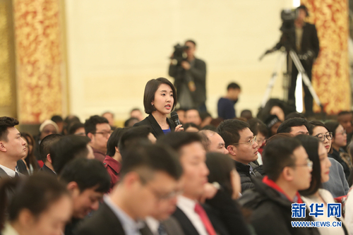 圖為新華社記者提問(wèn),。新華網(wǎng)中國(guó)政府網(wǎng) 翟子赫 攝
