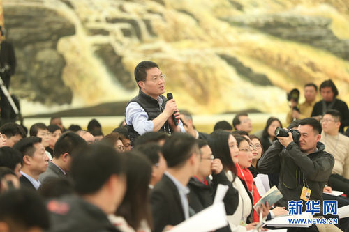 圖為香港文匯報(bào)、大公報(bào)記者提問,。新華網(wǎng)中國政府網(wǎng) 翟子赫 攝