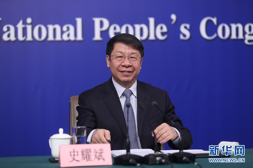 十三屆全國(guó)人大一次會(huì)議新聞中心于3月7日上午在梅地亞中心多功能廳舉行記者會(huì),，邀請(qǐng)財(cái)政部部長(zhǎng)肖捷,，副部長(zhǎng)史耀斌、胡靜林就“財(cái)稅改革和財(cái)政工作”相關(guān)問(wèn)題回答中外記者提問(wèn),。圖為財(cái)政部副部長(zhǎng)史耀斌,。新華網(wǎng) 中國(guó)政府網(wǎng) 翟子赫 攝