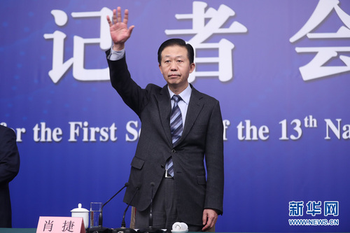 十三屆全國人大一次會議新聞中心于3月7日上午在梅地亞中心多功能廳舉行記者會,，邀請財政部部長肖捷，副部長史耀斌,、胡靜林就“財稅改革和財政工作”相關問題回答中外記者提問,。圖為財政部部長肖捷向記者舉手示意。