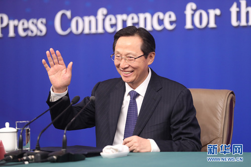 十三屆全國人大一次會議新聞中心于3月7日在梅地亞中心多功能廳舉行記者會,，邀請農業(yè)部部長韓長賦,，農業(yè)部新聞發(fā)言人、辦公廳主任潘顯政就“實施鄉(xiāng)村振興戰(zhàn)略 推動農業(yè)轉型升級”的相關問題回答中外記者的提問,。圖為農業(yè)部部長韓長賦向記者舉手示意,。新華網 中國政府網 陳杰 攝