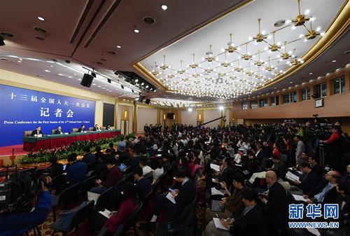 3月7日，十三屆全國(guó)人大一次會(huì)議新聞中心舉行記者會(huì),，邀請(qǐng)財(cái)政部部長(zhǎng)肖捷,，副部長(zhǎng)史耀斌、胡靜林就“財(cái)稅改革和財(cái)政工作”相關(guān)問(wèn)題回答中外記者提問(wèn),。新華社記者 申宏 攝