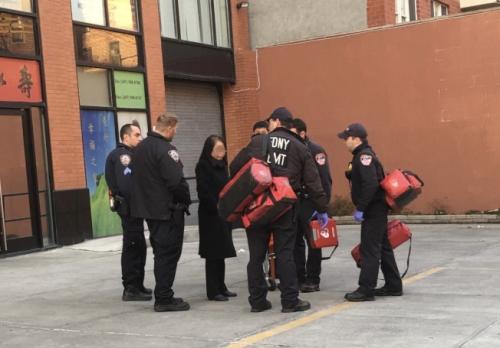 警方同受害人了解情況,。(圖片來源：美國《世界日報(bào)》記者 朱蕾 攝)