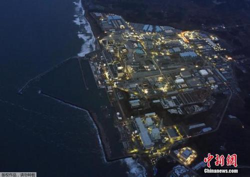 資料圖：3016年3月10日,，“3?11”大地震5周年紀(jì)念日的前一天，福島第一核電站在黃昏中停運亮燈的場景,。