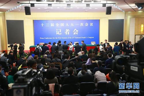 　3月8日,，十三屆全國人大一次會議新聞中心舉行記者會,，邀請外交部部長王毅回答中外記者提問。這是在記者會開始前,，記者在準(zhǔn)備采訪,。新華社記者邢廣利攝