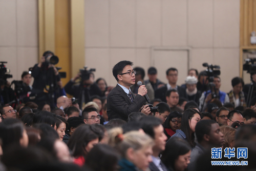 圖為人民日報記者在現(xiàn)場提問
