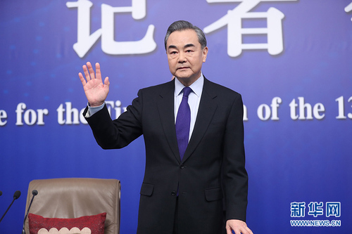 十三屆全國人大一次會(huì)議新聞中心于3月8日上午10時(shí)在梅地亞中心多功能廳舉行記者會(huì),，邀請外交部部長王毅就“中國外交政策和對外關(guān)系”回答中外記者提問,。圖為王毅向記者示意。新華網(wǎng) 中國政府網(wǎng)陳杰 攝