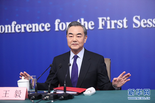 十三屆全國(guó)人大一次會(huì)議新聞中心于3月8日上午10時(shí)在梅地亞中心多功能廳舉行記者會(huì)，邀請(qǐng)外交部部長(zhǎng)王毅就“中國(guó)外交政策和對(duì)外關(guān)系”回答中外記者提問(wèn),。圖為王毅回答記者提問(wèn),。新華網(wǎng) 中國(guó)政府網(wǎng)陳杰 攝
