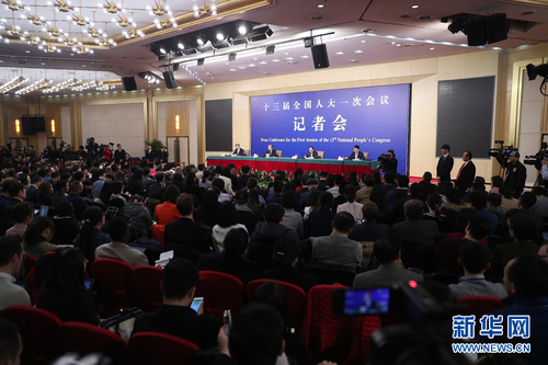 十三屆全國人大一次會議新聞中心3月8日上午10時在梅地亞中心多功能廳舉行記者會,，邀請外交部部長王毅就“中國外交政策和對外關系”回答中外記者提問,。圖為記者會現(xiàn)場。 新華網(wǎng) 中國政府網(wǎng) 翟子赫 攝