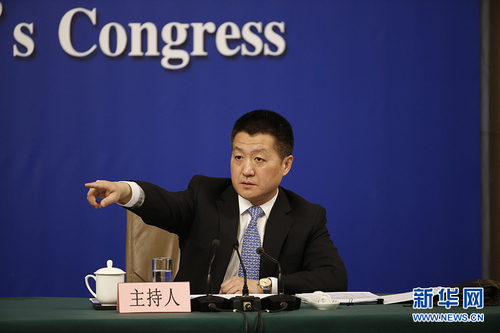 十三屆全國人大一次會議新聞中心于3月8日上午10時在梅地亞中心多功能廳舉行記者會,，邀請外交部部長王毅就“中國外交政策和對外關(guān)系”回答中外記者提問,。圖為記者會主持人陸慷,。新華網(wǎng) 中國政府網(wǎng)陳杰 攝