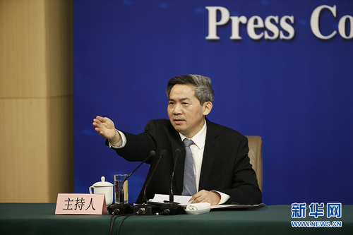 十三屆全國人大一次會議新聞中心于3月8日上午10時在梅地亞中心多功能廳舉行記者會,，邀請外交部部長王毅就“中國外交政策和對外關(guān)系”回答中外記者提問。圖為記者會主持人何紹仁,。新華網(wǎng) 中國政府網(wǎng)陳杰 攝