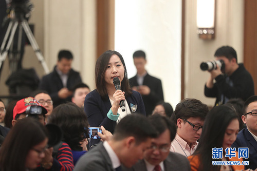 圖為人民日報記者提問。新華網(wǎng) 中國政府網(wǎng) 翟子赫 攝