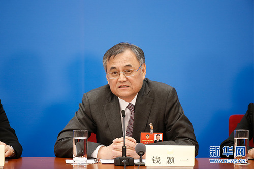 圖為全國工商聯(lián)副主席,、清華大學(xué)經(jīng)濟管理學(xué)院院長錢穎一。新華網(wǎng) 中國政府網(wǎng) 陳杰 攝