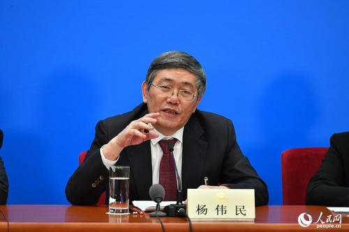 全國政協(xié)委員,，中央財經(jīng)領導小組辦公室副主任楊偉民 人民網(wǎng)記者 于凱 攝