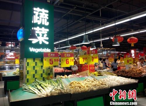 超市里的蔬菜區(qū),。<a target='_blank' href='http://www.chinanews.com/' >中新網(wǎng)</a>記者 李金磊 攝