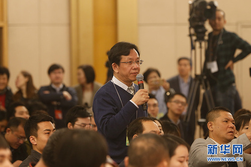 十三屆全國人大一次會議新聞中心3月9日在梅地亞中心多功能廳舉行記者會,，邀請中國人民銀行行長周小川,，副行長易綱，副行長,、國家外匯管理局局長潘功勝就“金融改革與發(fā)展”相關(guān)問題回答中外記者提問,。圖為路透社記者提問,。新華網(wǎng) 中國政府網(wǎng) 陳杰 攝