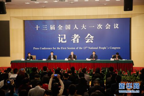 十三屆全國人大一次會議新聞中心3月9日在梅地亞中心多功能廳舉行記者會,，邀請中國人民銀行行長周小川，副行長易綱,，副行長,、國家外匯管理局局長潘功勝就“金融改革與發(fā)展”相關(guān)問題回答中外記者提問。記者會現(xiàn)場,。新華網(wǎng) 中國政府網(wǎng) 陳杰 攝