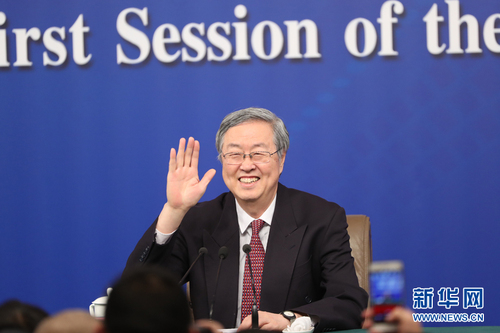十三屆全國(guó)人大一次會(huì)議新聞中心3月9日在梅地亞中心多功能廳舉行記者會(huì),，邀請(qǐng)中國(guó)人民銀行行長(zhǎng)周小川,，副行長(zhǎng)易綱,，副行長(zhǎng),、國(guó)家外匯管理局局長(zhǎng)潘功勝就“金融改革與發(fā)展”相關(guān)問題回答中外記者提問。圖為周小川向記者招手致意,。新華網(wǎng) 中國(guó)政府網(wǎng) 陳杰 攝