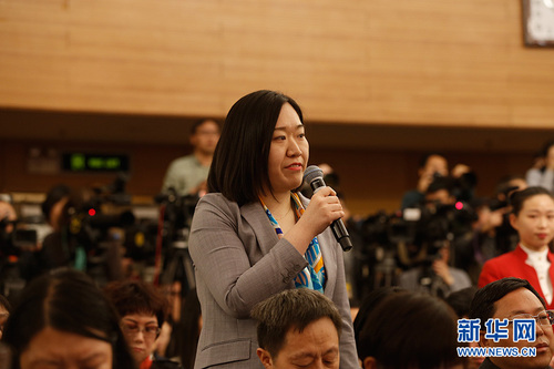 十三屆全國人大一次會議新聞中心3月9日在梅地亞中心多功能廳舉行記者會,，邀請中國人民銀行行長周小川，副行長易綱,，副行長,、國家外匯管理局局長潘功勝就“金融改革與發(fā)展”相關(guān)問題回答中外記者提問。圖為金融時(shí)報(bào)記者提問,。新華網(wǎng) 中國政府網(wǎng) 王健 攝