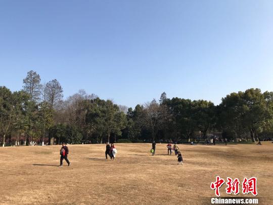 3月，杭州西湖的游人們正在游玩,?！埍?攝
