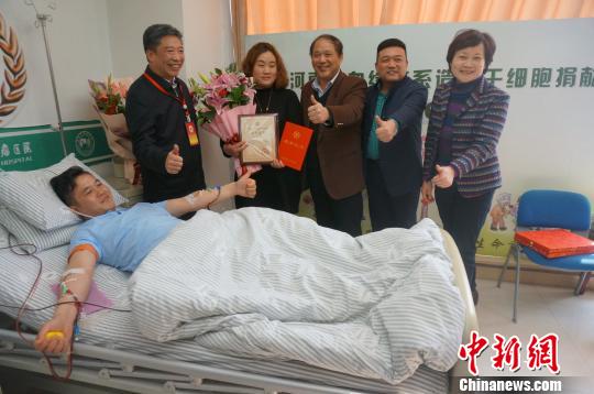 圖為河南省紅十字會工作人員為陳寵帥的大愛善舉點贊,?！№n章云 攝