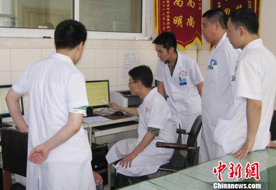 吉林大學(xué)第一醫(yī)院腦外科醫(yī)生在東豐縣醫(yī)院坐診,。東豐縣醫(yī)院供圖