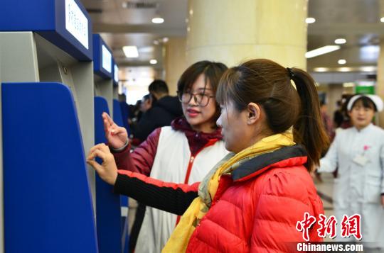 吉林大學(xué)中日聯(lián)誼醫(yī)院工作人員指導(dǎo)民眾如何使用自助掛號,、繳費終端,。吉林省衛(wèi)計委供圖