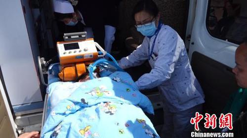 飛機內轉運的是一名6歲的呼吸衰竭患兒,，來自500公里外的恩施?！∴嵶宇?攝
