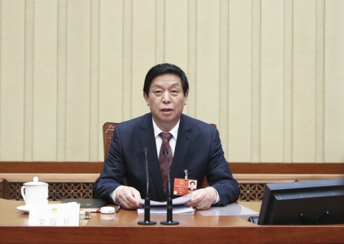 （1）十三屆全國(guó)人大一次會(huì)議主席團(tuán)舉行第三次會(huì)議