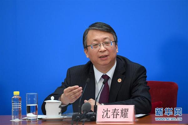 3月11日,，十三屆全國人大一次會議秘書處法案組組長,、全國人大常委會法工委主任沈春耀，法案組副組長,、全國人大常委會法工委副主任鄭淑娜就憲法修正案相關(guān)問題回答中外記者提問。這是沈春耀回答記者提問,。