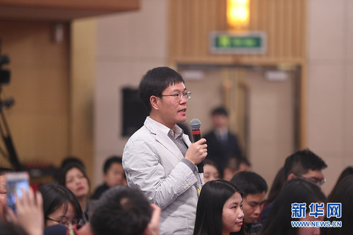 圖為瞭望周刊記者提問(wèn),。新華網(wǎng) 中國(guó)政府網(wǎng) 翟子赫 攝