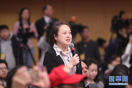 圖為中央人民廣播電臺記者提問,。新華網 中國政府網 翟子赫 攝