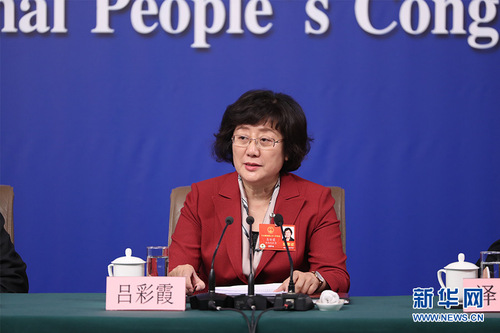 圖為環(huán)資委委員呂彩霞回答記者提問(wèn),。新華網(wǎng) 中國(guó)政府網(wǎng) 翟子赫 攝