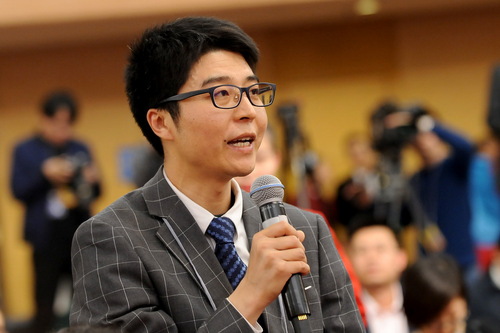 成都商報記者提問,。人民網(wǎng)郝勇 攝