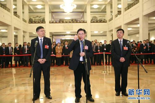 3月13日,，十三屆全國(guó)人大一次會(huì)議在北京人民大會(huì)堂舉行第四次全體會(huì)議,。這是全國(guó)人大代表戴繼雙（右）、梁穩(wěn)根（中）,、孫丕?。ㄗ螅┰凇按硗ǖ馈苯邮懿稍L。