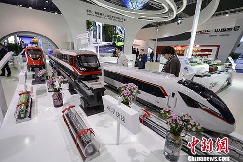 10月25日,，各式列車模型亮相展會,。當(dāng)日,，2017中國(湖南)國際軌道交通產(chǎn)業(yè)博覽會在長沙開展,，展出范圍涵蓋中國軌道交通產(chǎn)業(yè)發(fā)展成就,、鐵路及城市軌道交通車輛等軌道交通全產(chǎn)業(yè)鏈內(nèi)容。其中,，中國的磁懸浮與高鐵產(chǎn)業(yè)受到眾多中外企業(yè)代表的青睞,。
<a target='_blank' href='http://www.chinanews.com/'>中新社</a>記者 楊華峰 攝