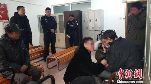 圖為家屬詢問男子相關(guān)信息,。 警方供圖