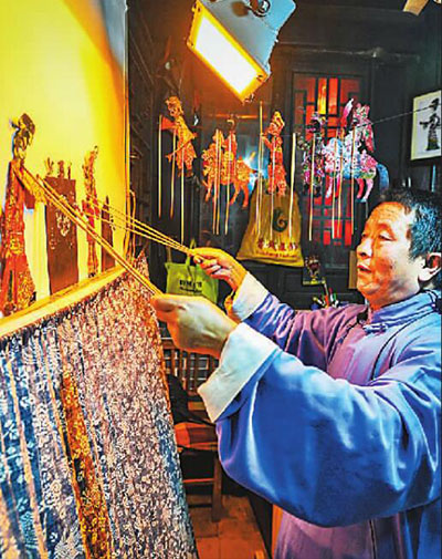 山東臺兒莊古城非遺文化展示區(qū),，現(xiàn)年60歲的國家級非物質(zhì)文化遺產(chǎn)魯南皮影戲傳承人陳守科正在向游客表演皮影戲,，讓游客們感受傳統(tǒng)文化的魅力,。高啟民攝