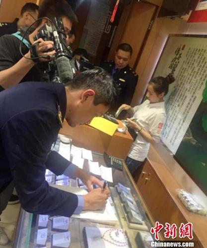 執(zhí)法人員正在問題店內(nèi)檢查,。成都工商提供