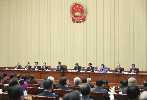 （2）十三屆全國人大一次會議主席團(tuán)舉行第六次會議