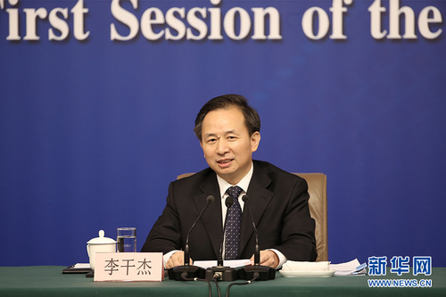 圖為環(huán)保部部長李干杰回答記者提問,。新華網(wǎng) 中國政府網(wǎng) 陳杰 攝